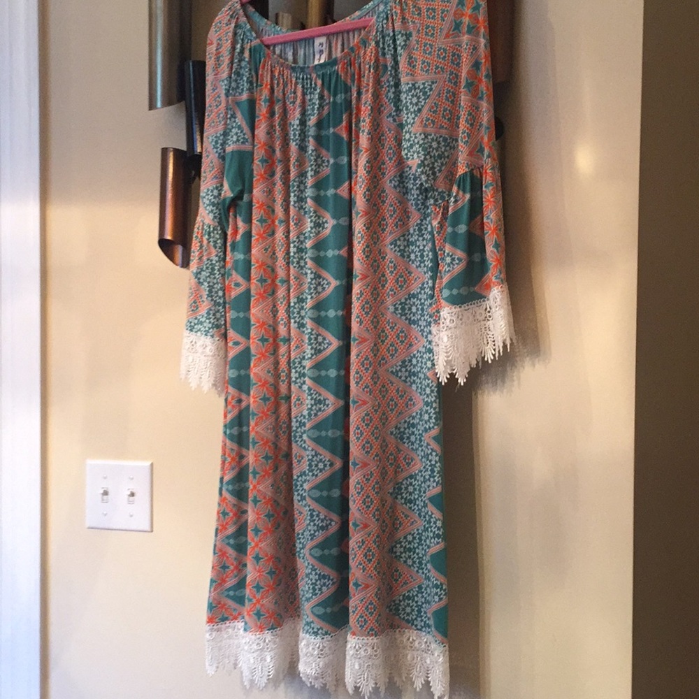 Boutique style dress with lace on sleeves